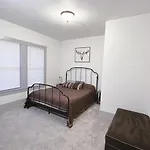 The Farmhouse - Family Friendly Downtown Cottage