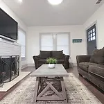 The Farmhouse - Family Friendly Downtown Cottage