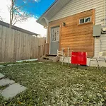 The Farmhouse - Family Friendly Downtown Cottage