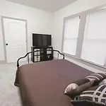 The Farmhouse - Family Friendly Downtown Cottage