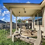 San Antonio Home With Yard About 8 Mi To Lackland!