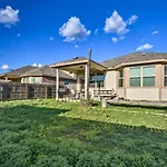 San Antonio Home With Yard About 8 Mi To Lackland!