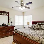 Sunny San Antonio Home With Backyard And Patio!