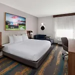 La Quinta Inn & Suites By Wyndham San Antonio At The Rim