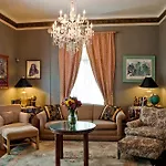 Arbor House Suites Bed And Breakfast