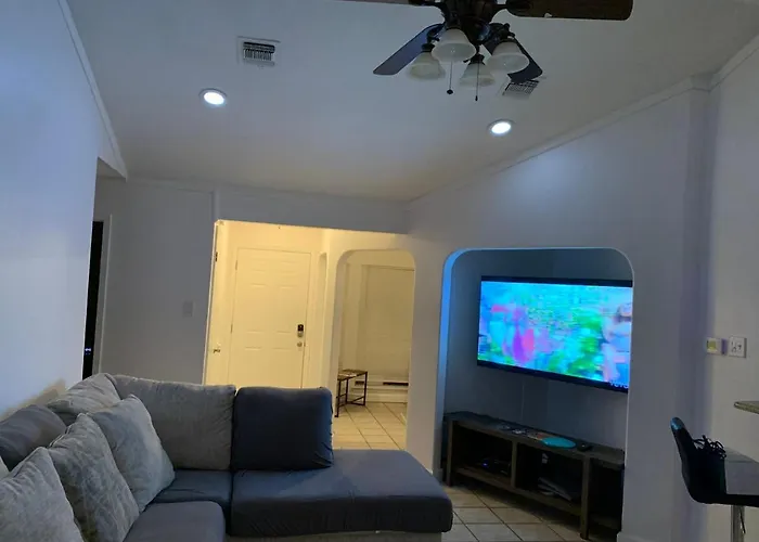 Cheerful 3-Bedroom With A Pool
