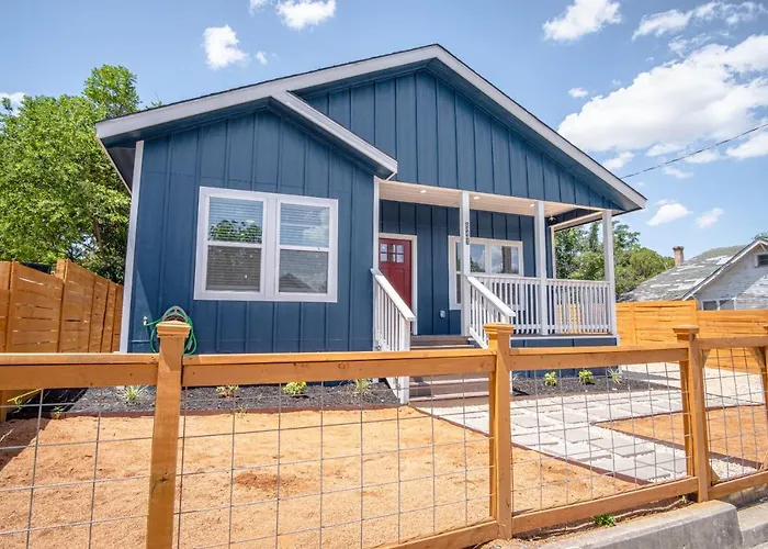 Beautiful Fenced 3Br 2Ba Near Exciting Downtown