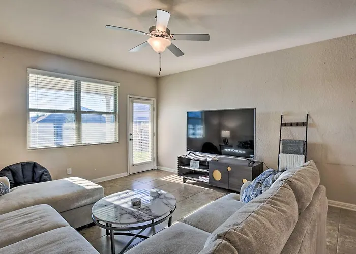 San Antonio Home With Yard About 8 Mi To Lackland!