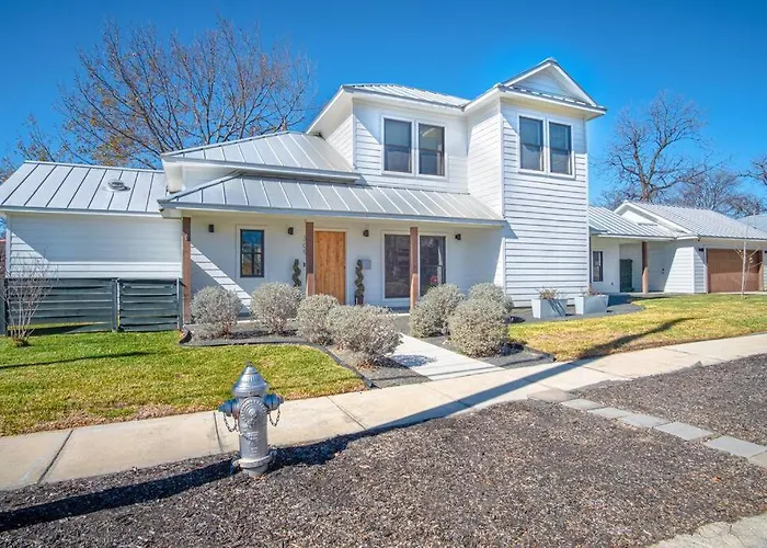 Downtown Modern Farmhouse-Pool- Sleeps 12
