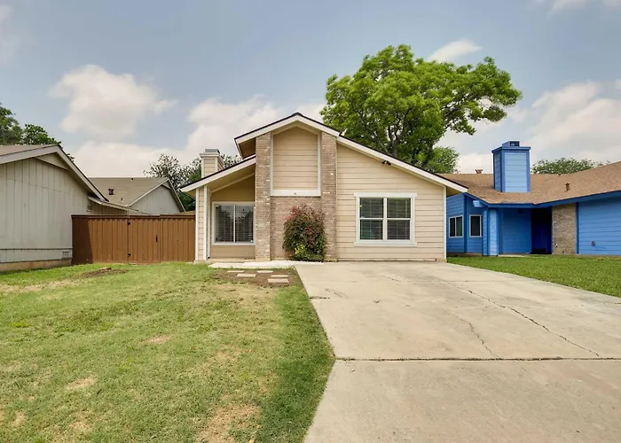 Sunny San Antonio Home With Backyard And Patio!