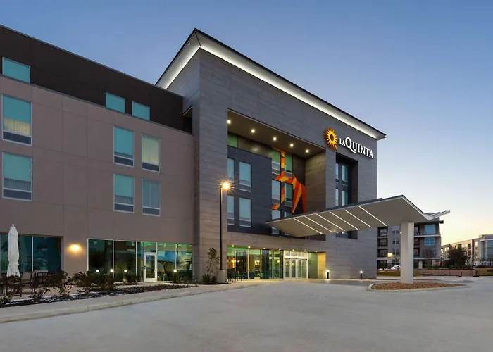 La Quinta Inn & Suites By Wyndham San Antonio At The Rim