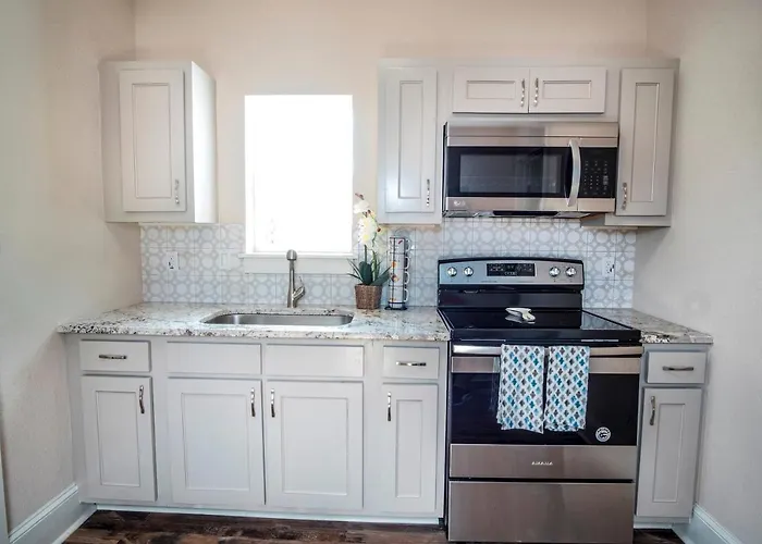 Beautiful Guest House On New Built Home Near Downtown