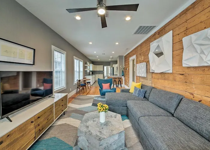 San Antonio Home With Yard - 2 Mi To Downtown!