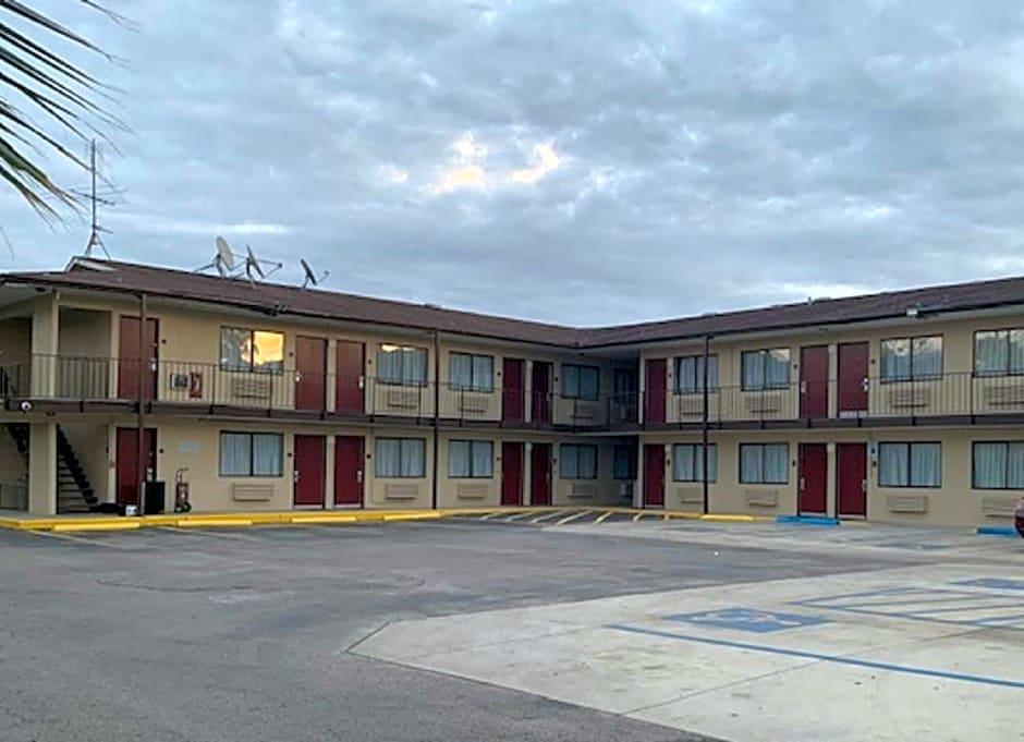 Motel Red Roof E - Frost Bank Center 2*