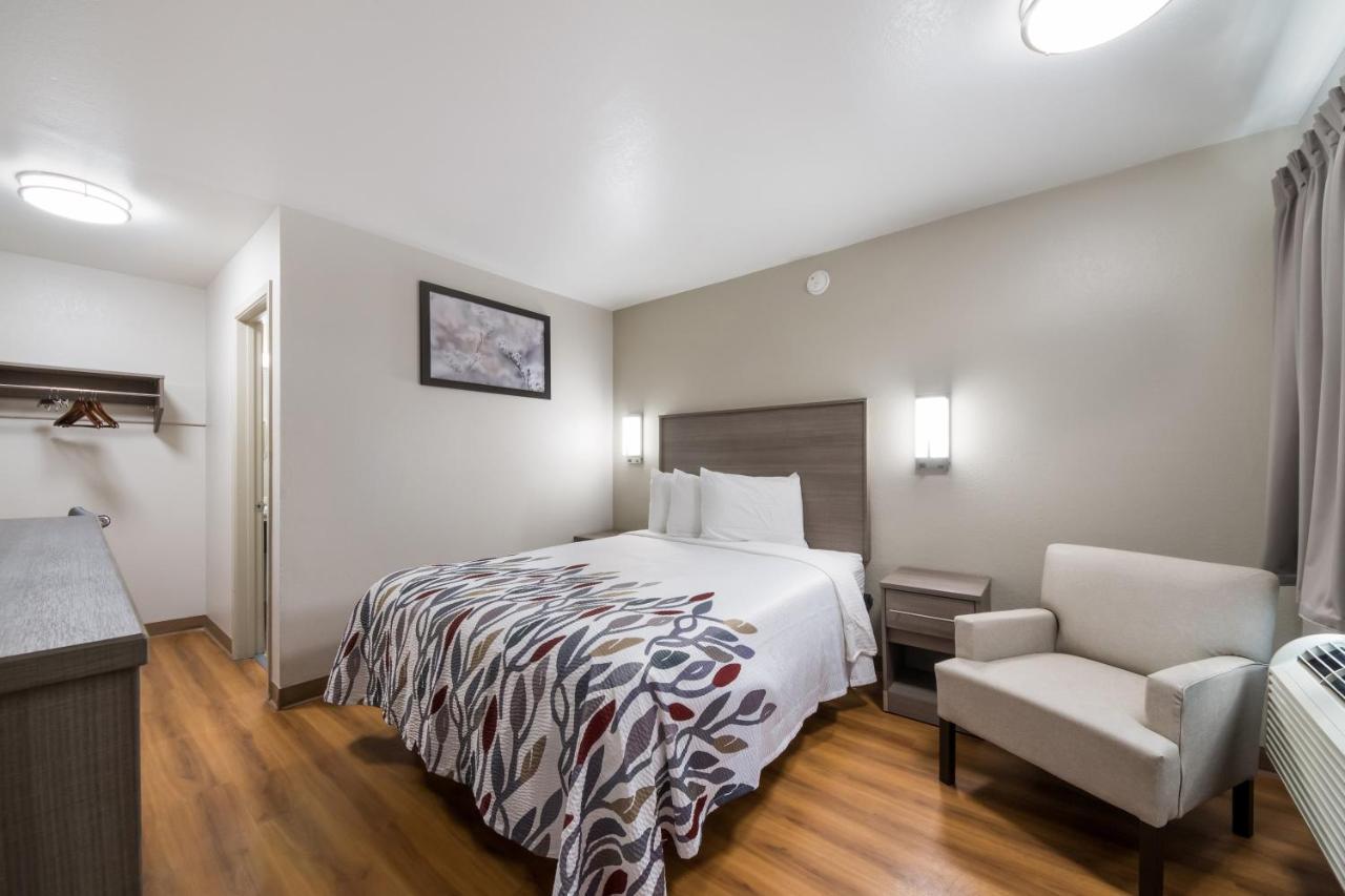 Red Roof E - Frost Bank Center Motel 2*