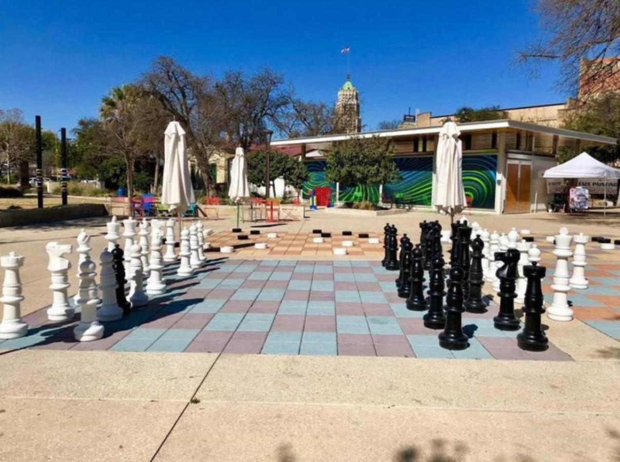 Beautiful On New Built Near Downtown Apartment *