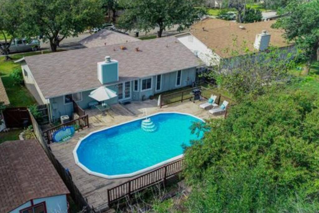 Cheerful 3-bedroom With A Pool *