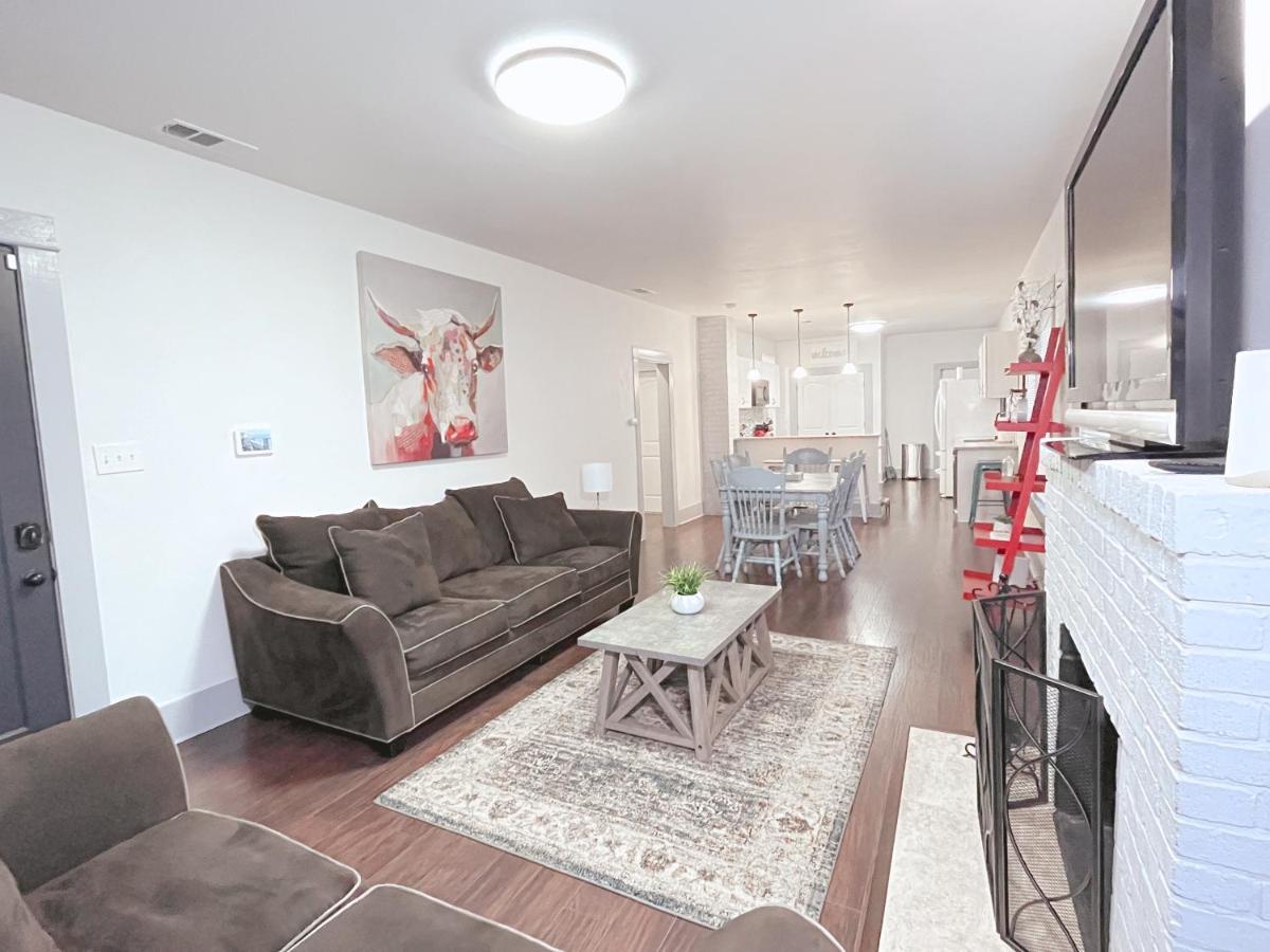 The Farmhouse - Family Friendly Downtown Holiday home *