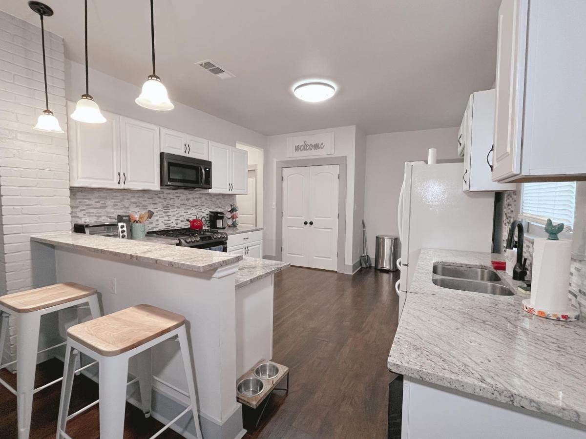 The Farmhouse - Family Friendly Downtown Holiday home *