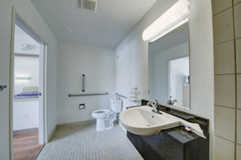 Red Roof E - Frost Bank Center Motel 2*