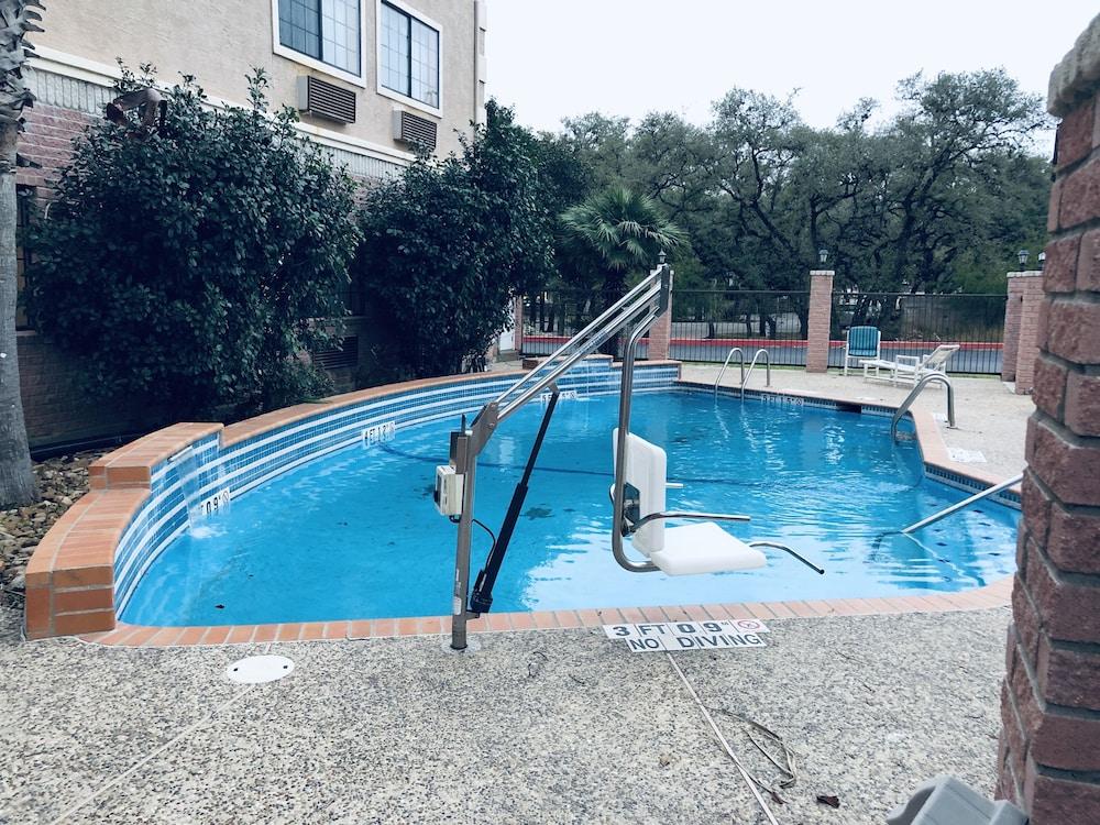 Days & By Wyndham North/stone Oak 2*