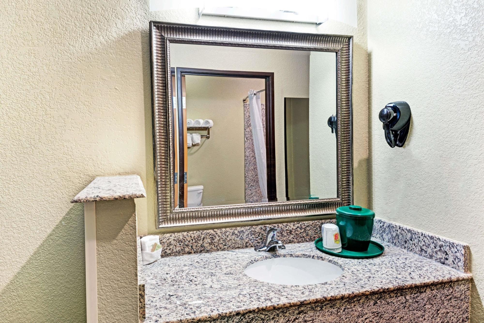 Super 8 By Wyndham San Antonio/alamodome Area 2* San Antonio