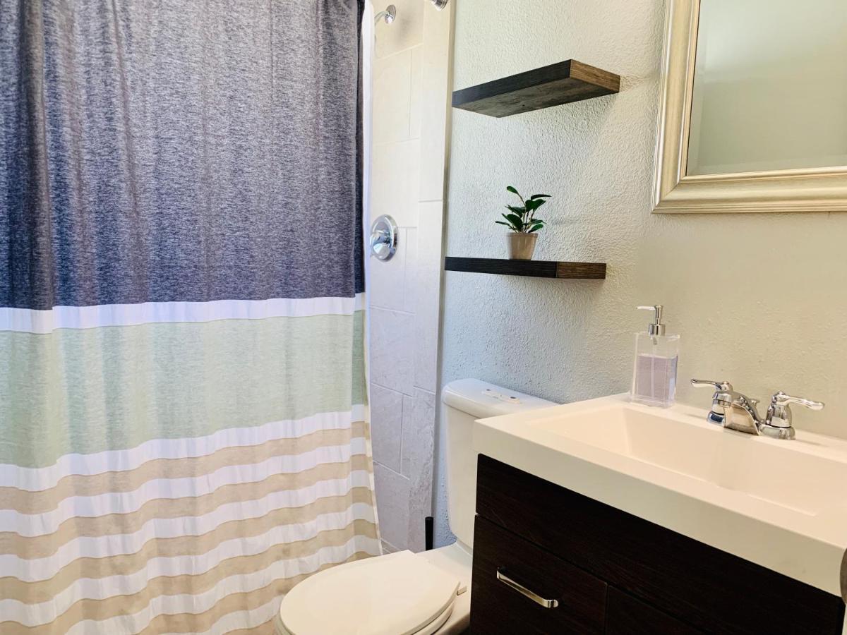 Guest house Blue-door @maywood - Modern Spaces San Antonio