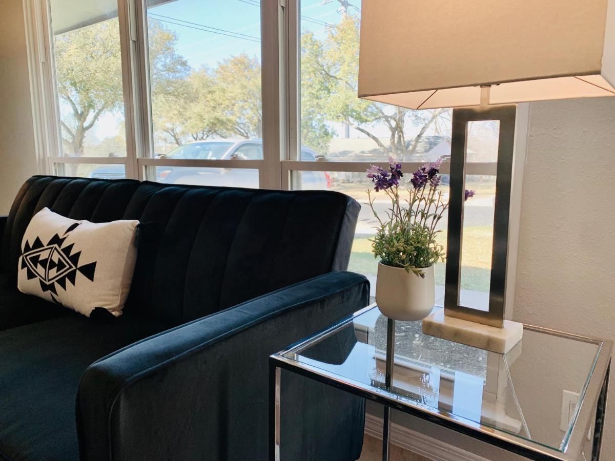 Guest house Blue-door @maywood - Modern Spaces San Antonio