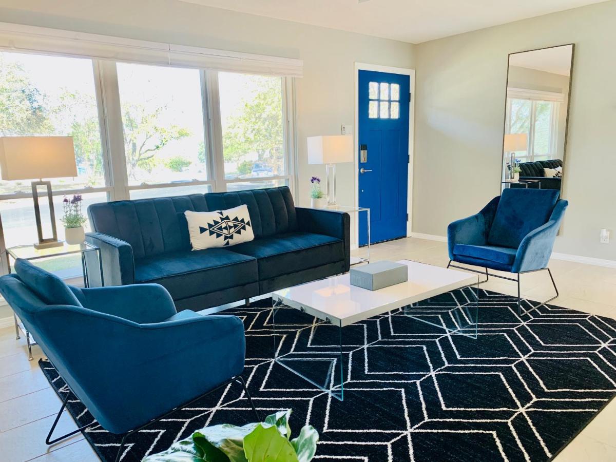 Guest house Blue-door @maywood - Modern Spaces San Antonio