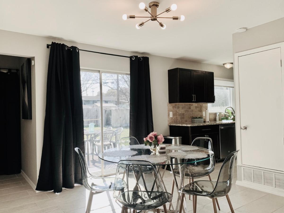 Guest house Blue-door @maywood - Modern Spaces San Antonio