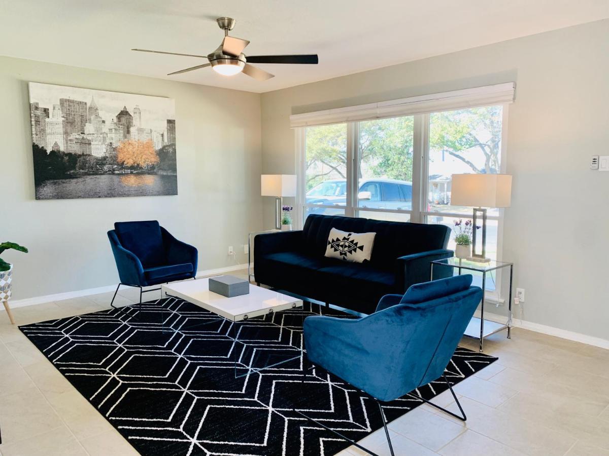 Blue-door @maywood - Modern Spaces *