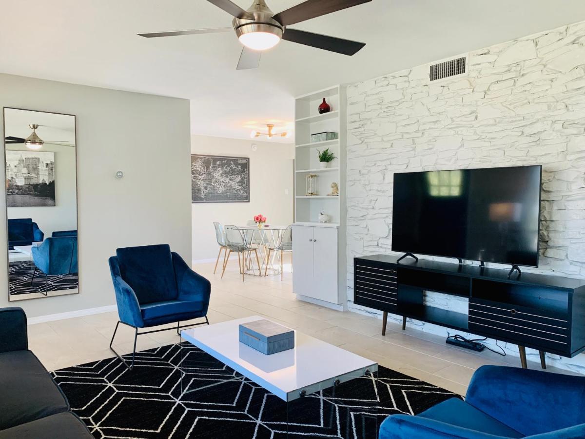Blue-door @maywood - Modern Spaces