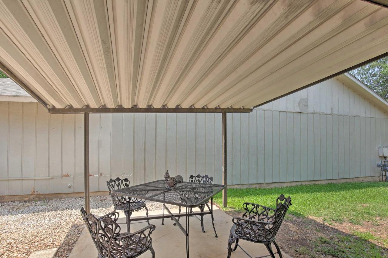Sunny With Backyard And Patio! Holiday home