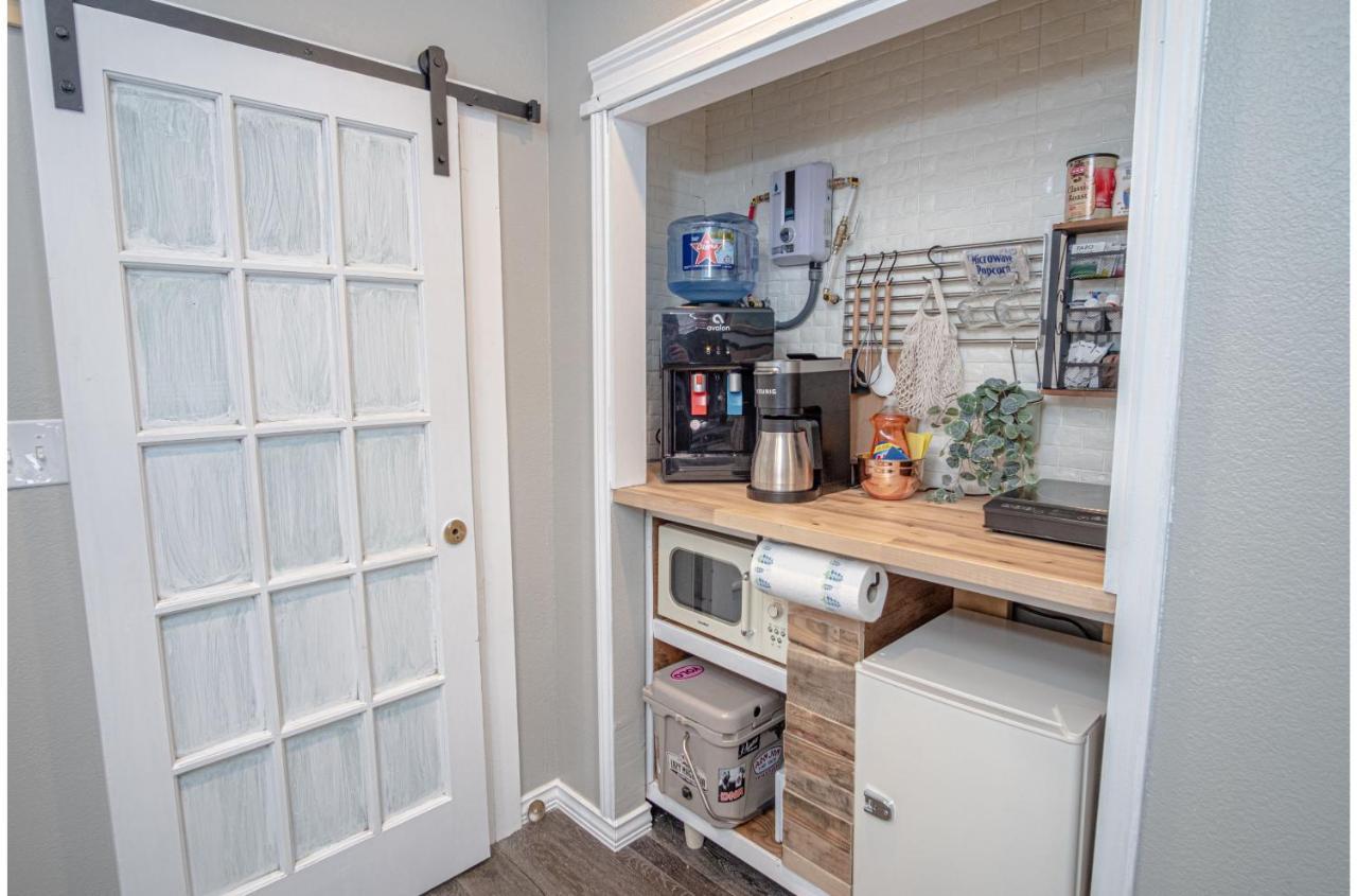 Adorable So Close To Amazing Downtown Guest house San Antonio