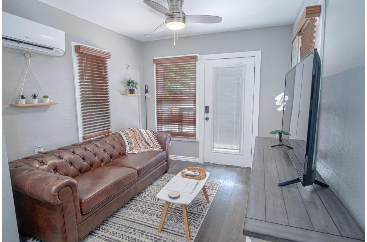 Adorable So Close To Amazing Downtown Guest house San Antonio