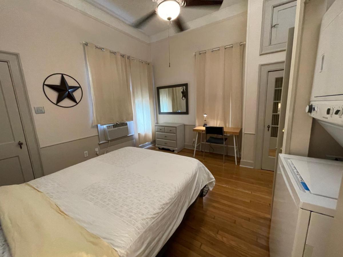 Apartment 1322-#6 Downtown High Ceiling Big Size 1b Unit *