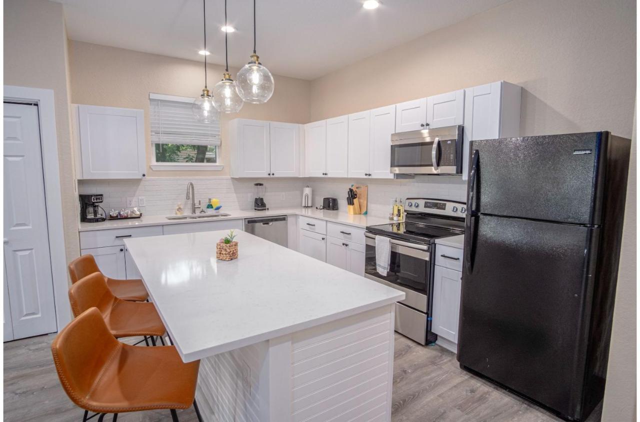 Holiday home Beautiful Fenced 3br 2ba Near Exciting Downtown *