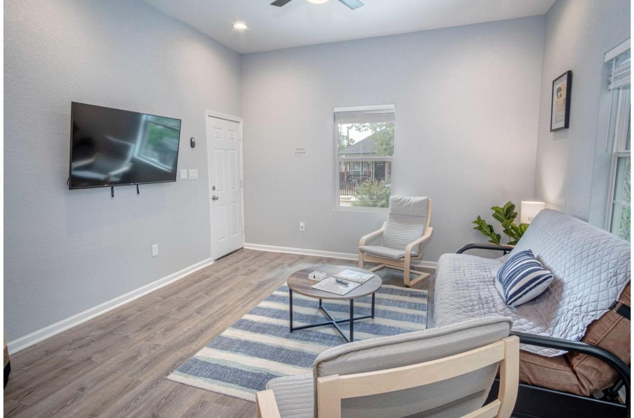 Cozy And Lovely 2br 2ba Apt#a Near Lively Downtown Apartment *