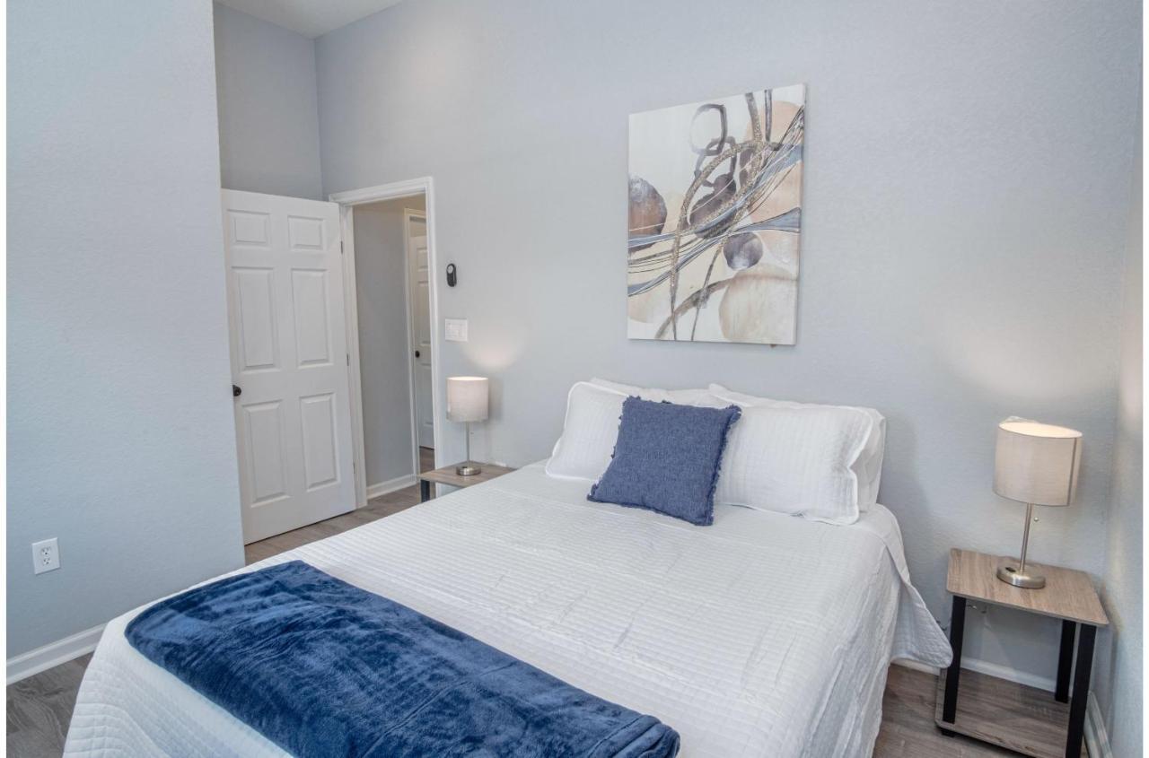 Cozy And Lovely 2br 2ba Apt#a Near Lively Downtown Apartment *