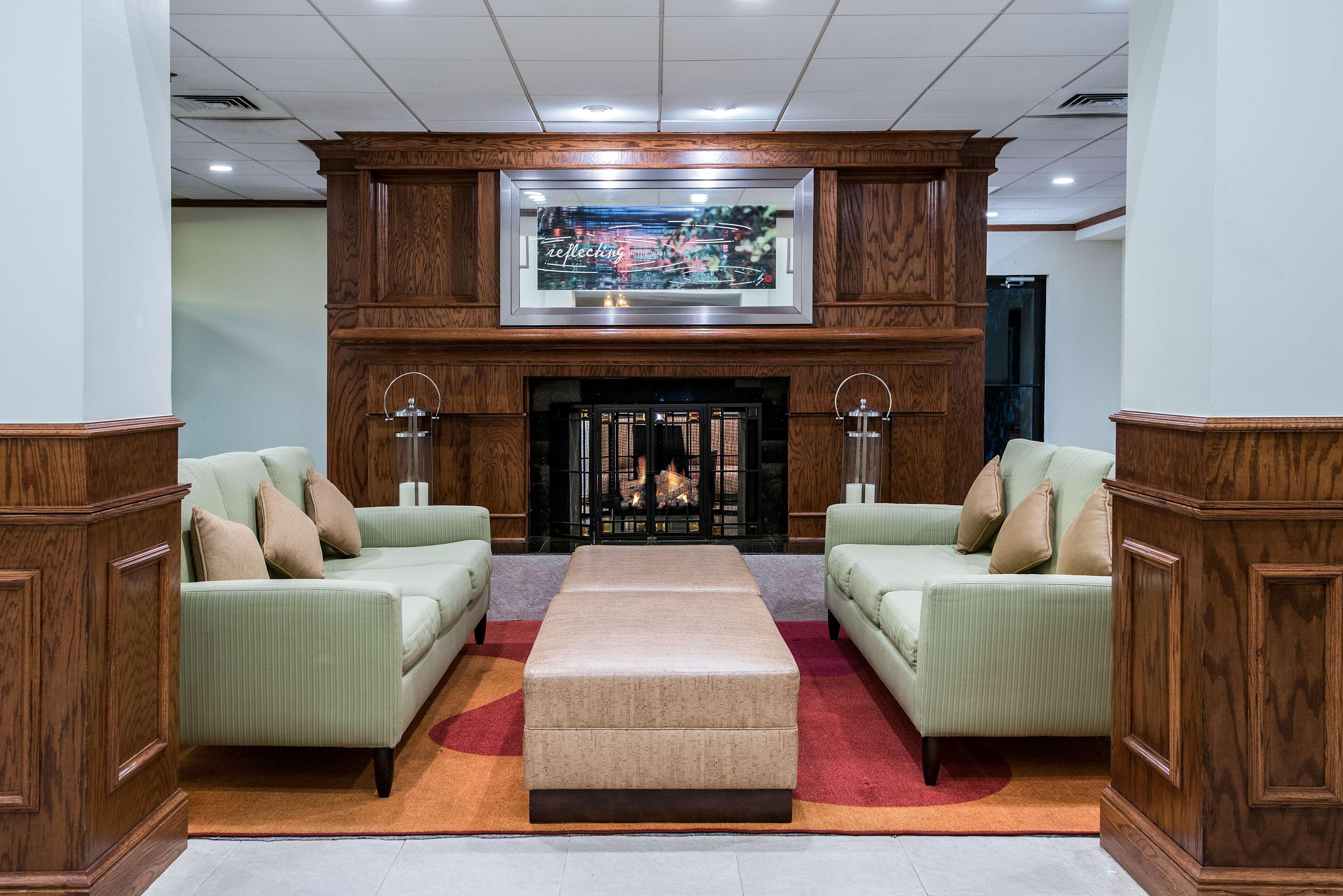 Hilton Garden Airport 3*