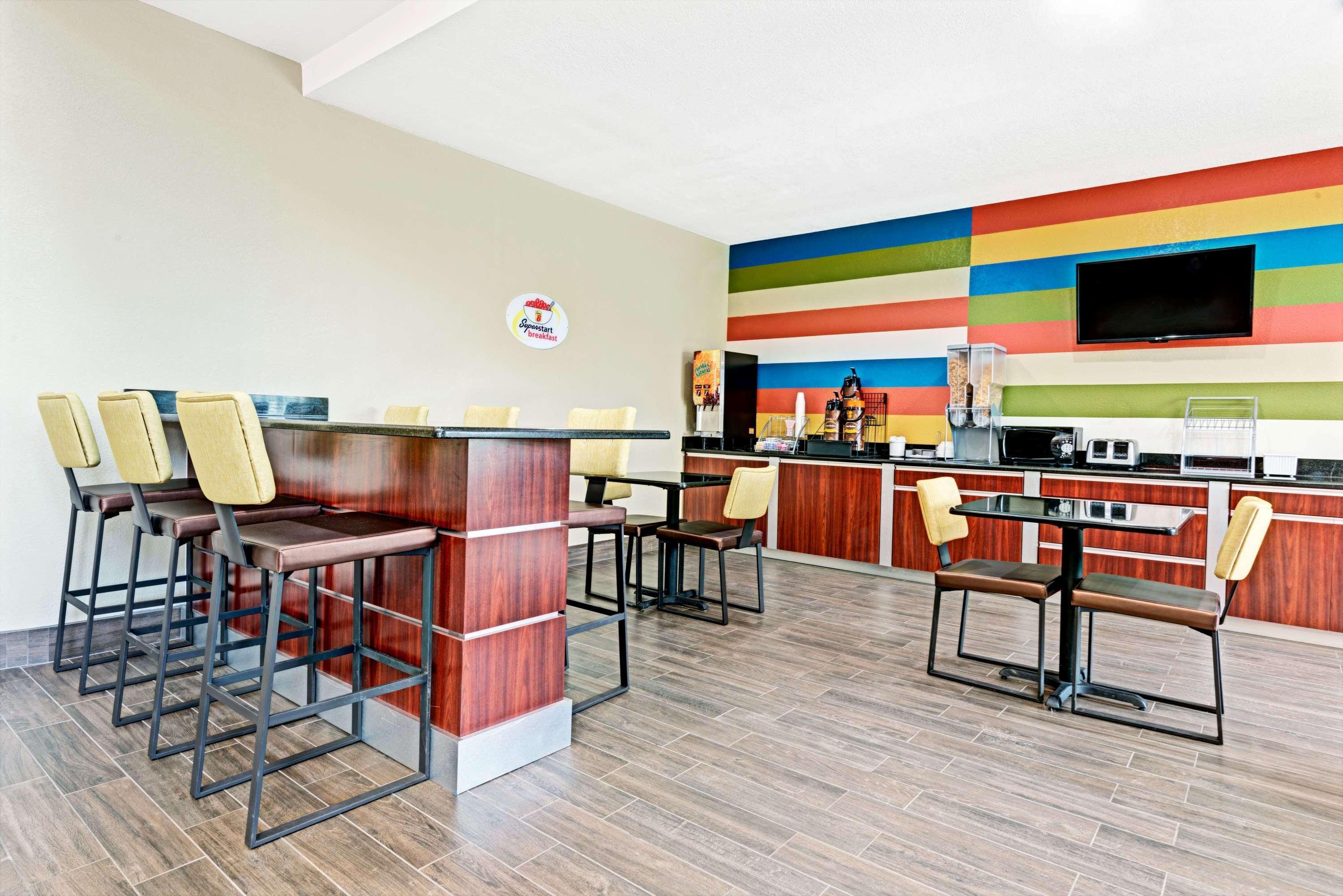 Super 8 By Wyndham San Antonio/alamodome Area