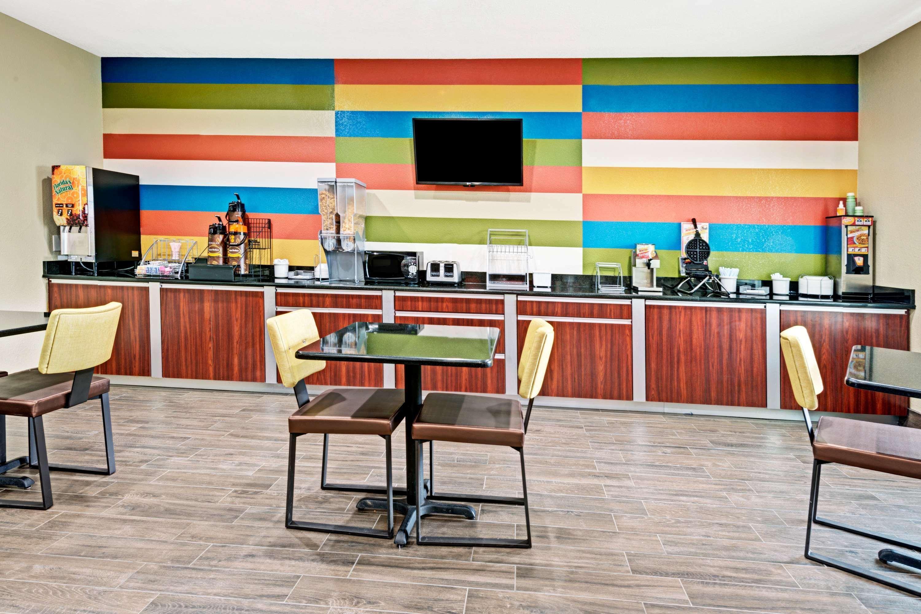 Hotel Super 8 By Wyndham San Antonio/alamodome Area