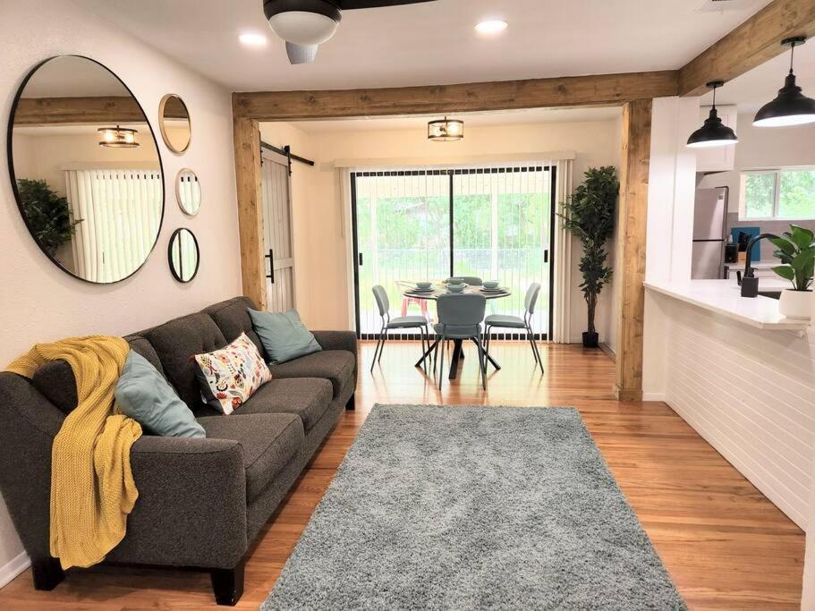 Holiday home Modern In Central San Antonio! *