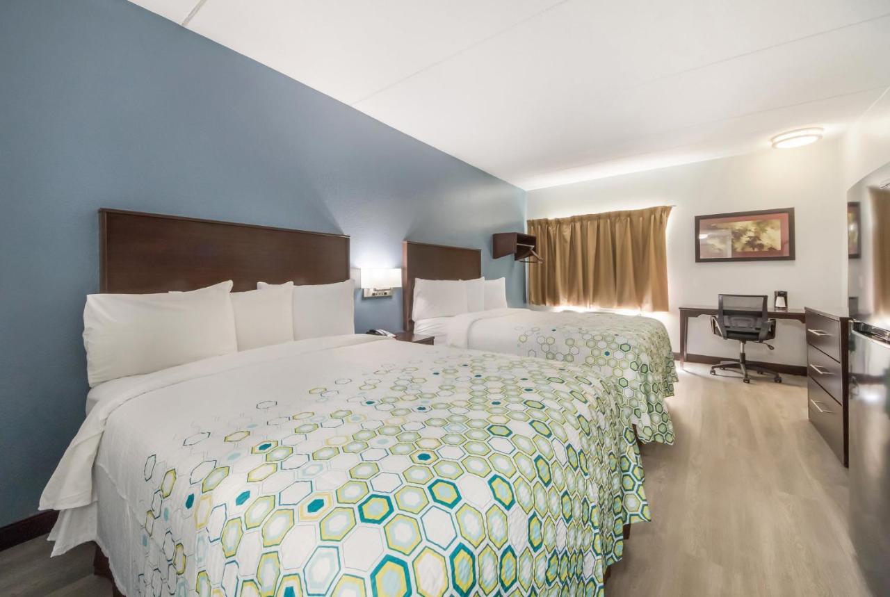 Hometowne By Red Roof - Seaworld Northwest Motel