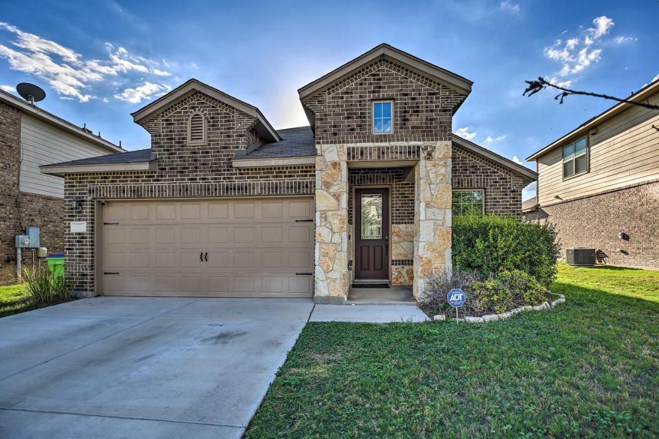 Holiday home With Yard About 8 Mi To Lackland! *