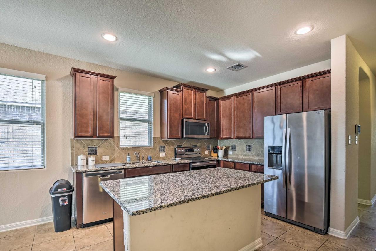 Holiday home With Yard About 8 Mi To Lackland!