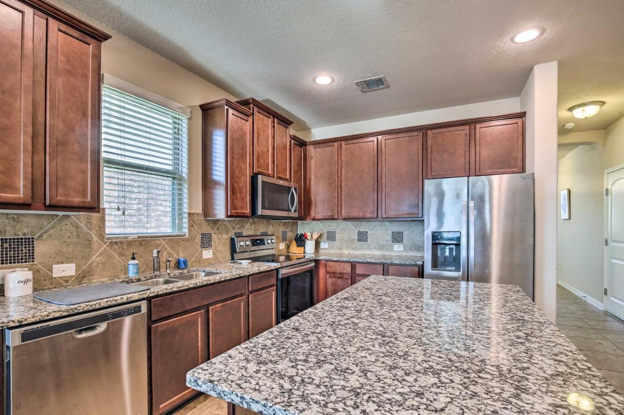 Holiday home With Yard About 8 Mi To Lackland! *