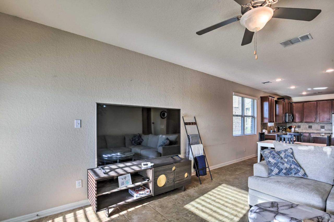 With Yard About 8 Mi To Lackland! Holiday home *
