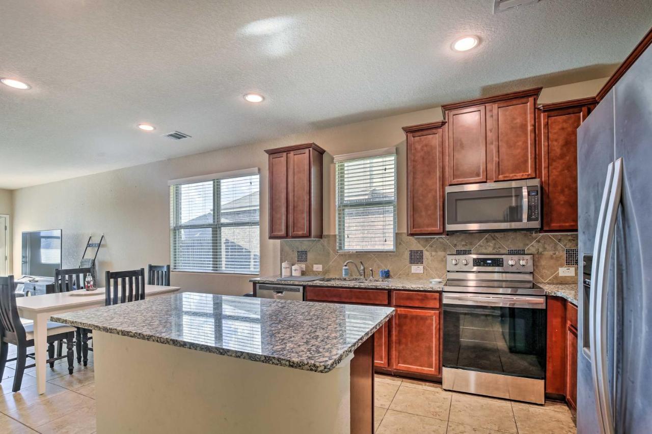 With Yard About 8 Mi To Lackland! Holiday home San Antonio