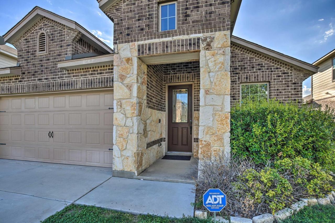 With Yard About 8 Mi To Lackland! Holiday home